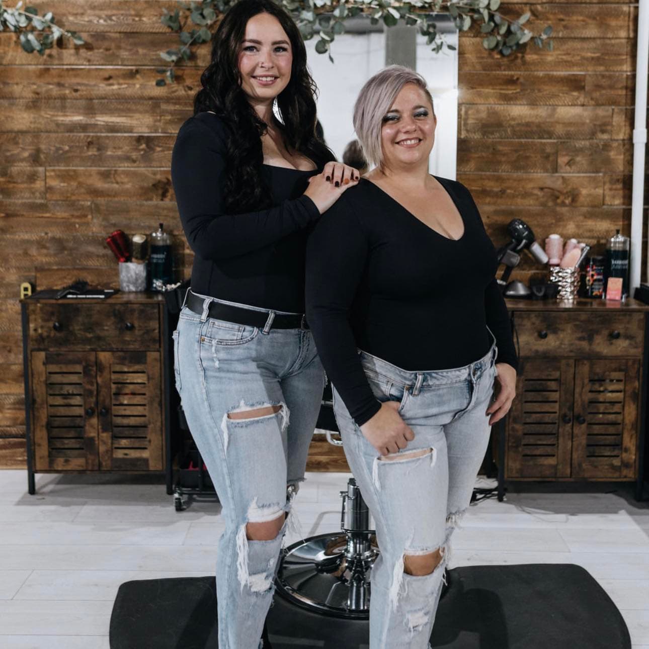 Turning Heads Hair Studio logo
